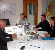 Elke Schweig im Gespräch mit Dieter Häußler (links), Dieter Winklmaier (Mitte) und Michael Drechsler (rechts)