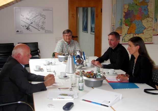 Elke Schweig im Gespräch mit Dieter Häußler (links), Dieter Winklmaier (Mitte) und Michael Drechsler (rechts)