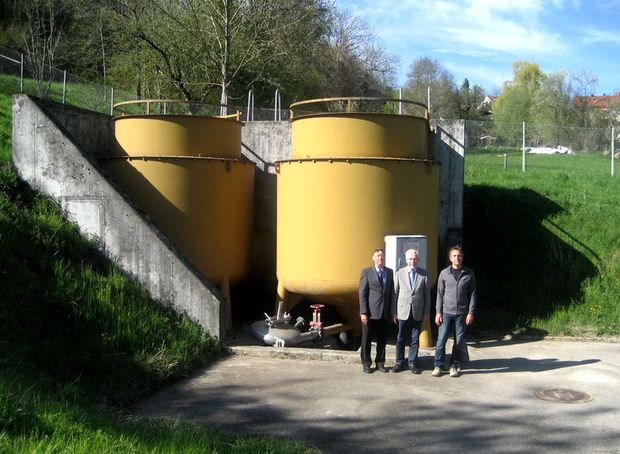 Besuch bei der Doppelwirbelabscheider in Tengen am 22. April 2015 (von rechts): Bernd Maier (Leiter der Kläranlage Oberes Bibertal), Bürgermeister Helmut Groß, Hansjörg Brombach (Seniorpartner UFT)