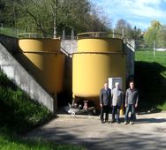 Besuch bei der Doppelwirbelabscheider in Tengen am 22. April 2015 (von rechts): Bernd Maier (Leiter der Kläranlage Oberes Bibertal), Bürgermeister Helmut Groß, Hansjörg Brombach (Seniorpartner UFT)