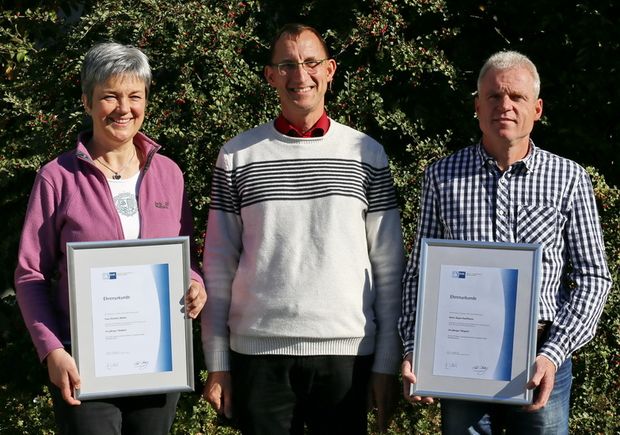 Im Bild: Dipl.-Ing. Christine Wöhrle (links) und Jürgen Kauffmann (rechts) mit Geschäftsführer Dr.-Ing. Gebhard Weiß