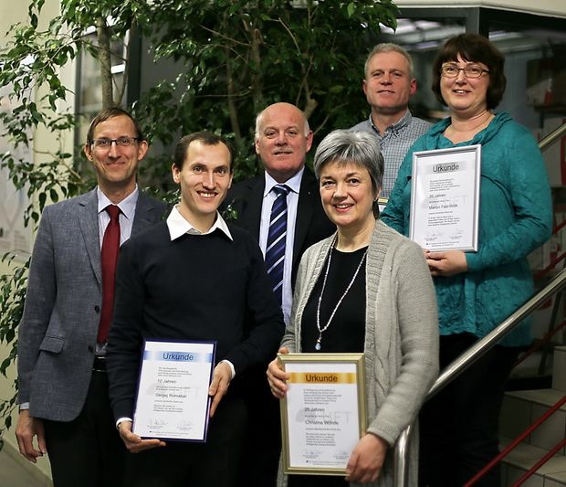 Das Bild zeigt Dr.-Ing. Gebhard Weiß (1. von links) und Dipl.-Ing. Dieter Häußler (3. von links) mit den Geehrten.