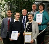 Das Bild zeigt Dr.-Ing. Gebhard Weiß (1. von links) und Dipl.-Ing. Dieter Häußler (3. von links) mit den Geehrten.