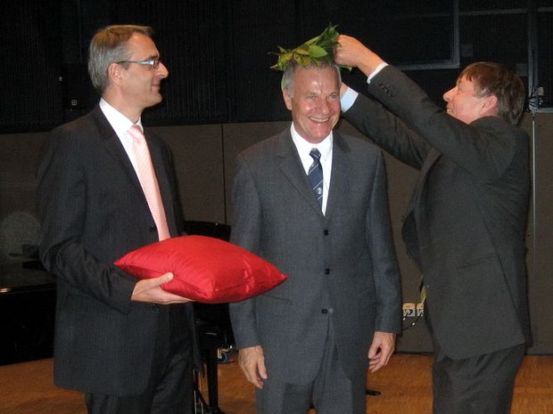 Brombach krönte Hahns wissenschaftliches Lebenswerk mit einem Lorbeerkranz.