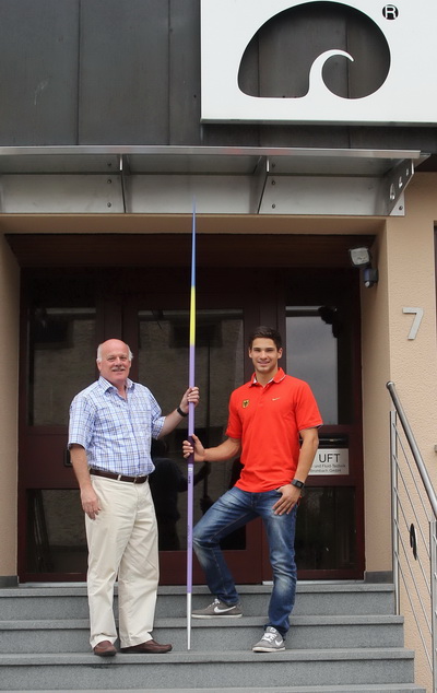 Übergabe des Speers durch Geschäftsführer Dieter Häußler an Zehnkämpfer Tim Nowak (rechts)